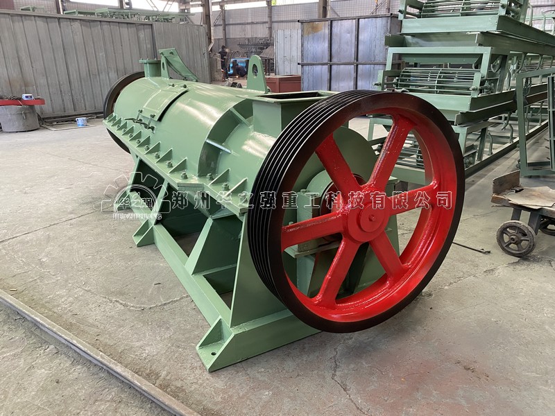 新型有機(jī)肥攪齒造粒機(jī).jpg
